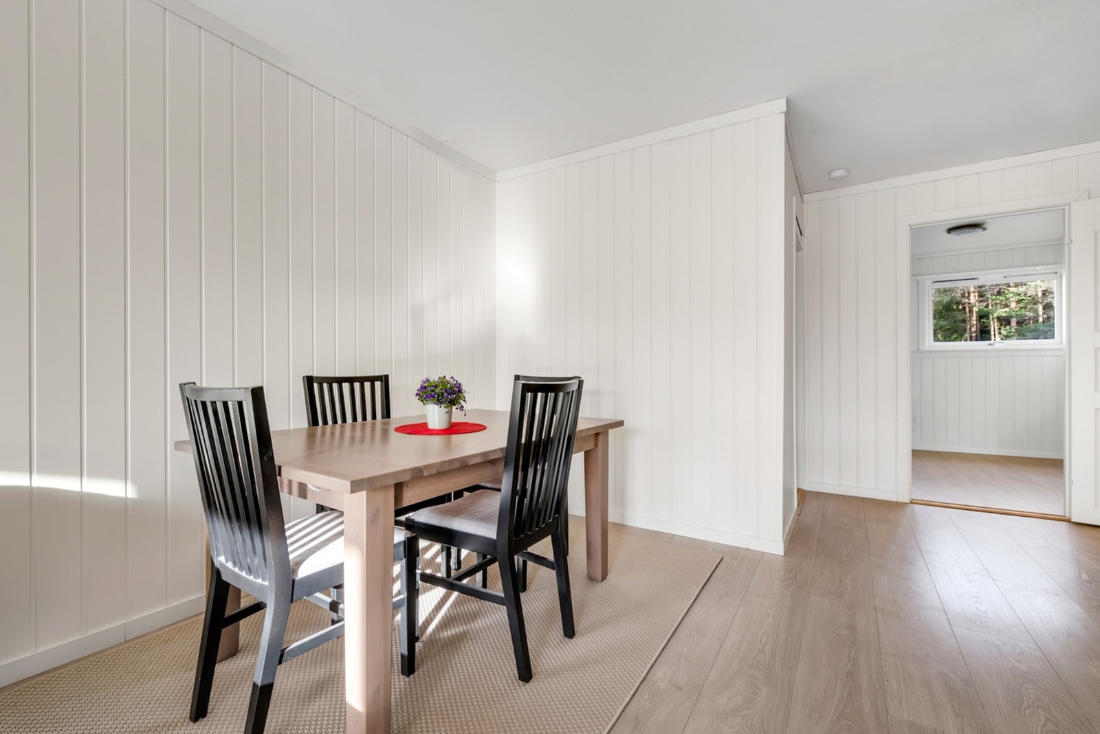 Rommet har en svært god størrelse og gir fleksible møbleringsmuligheter - her kan du enkelt innrede med både en komfortabel sofagruppe, TV-løsning og et romslig spiseområde for hyggelige måltider og sosiale sammenkomster. Galleribilde