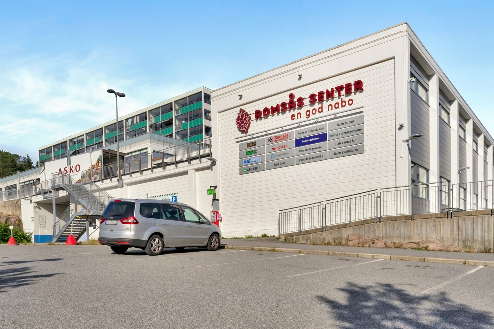 Romsås senter ligger kun en kort spasertur unna, med et godt utvalg av butikker, servicetilbud og daglige nødvendigheter innen rekkevidde. Galleribilde