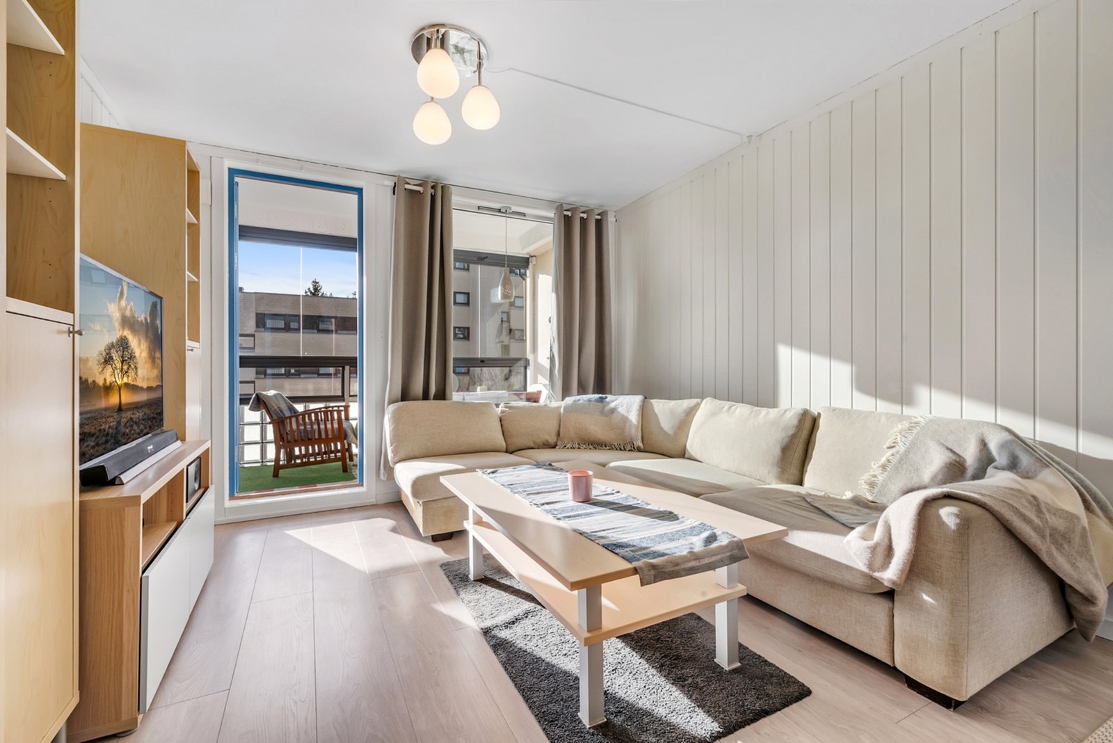 Fra stuen har du direkte tilgang til en innglasset balkong som fungerer som et ekstra oppholdsrom store deler av året. Galleribilde