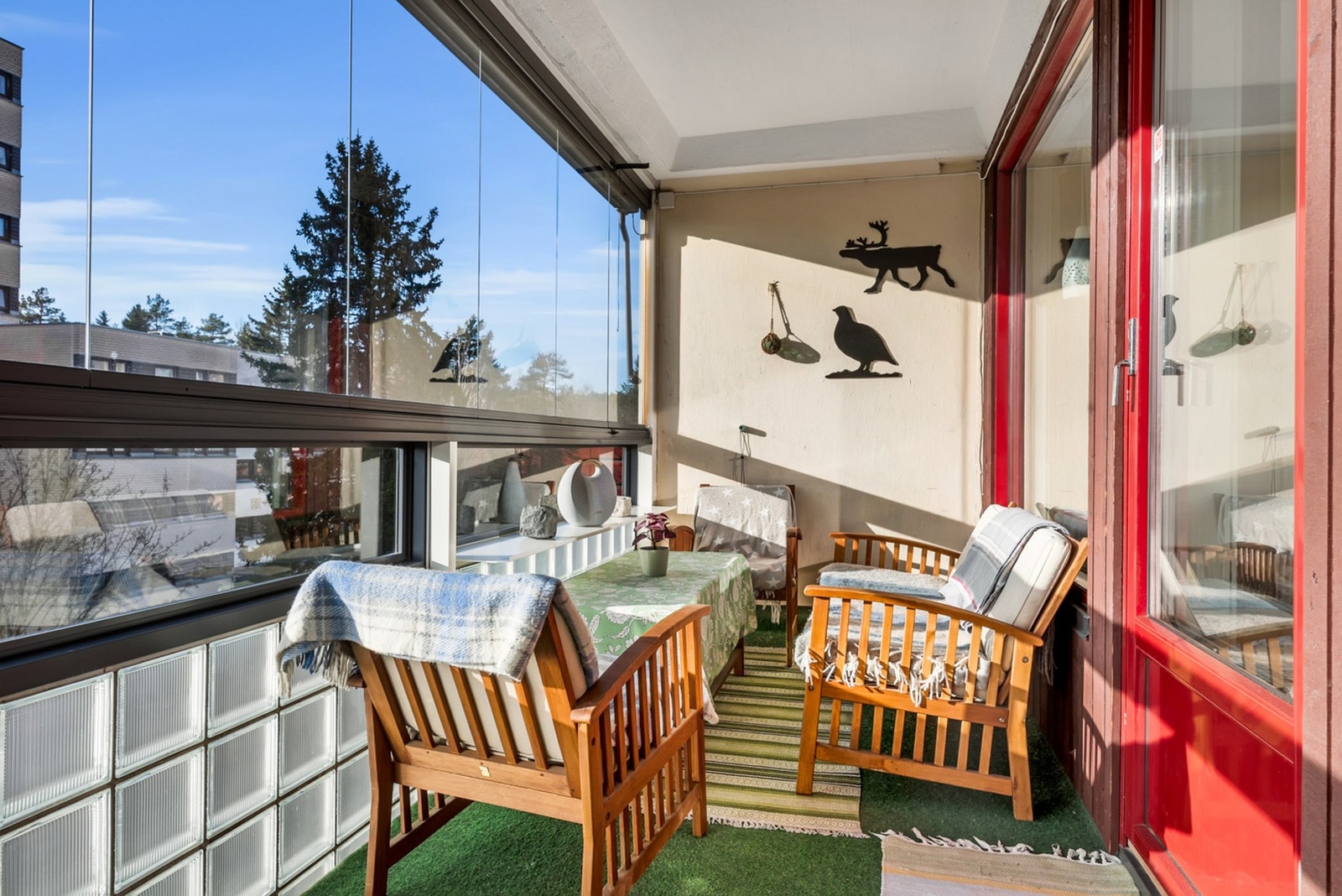 Den innglassede balkongen på ca. 14 m² vender mot vest og er utstyrt med både utebelysning og stikkontakt. Galleribilde