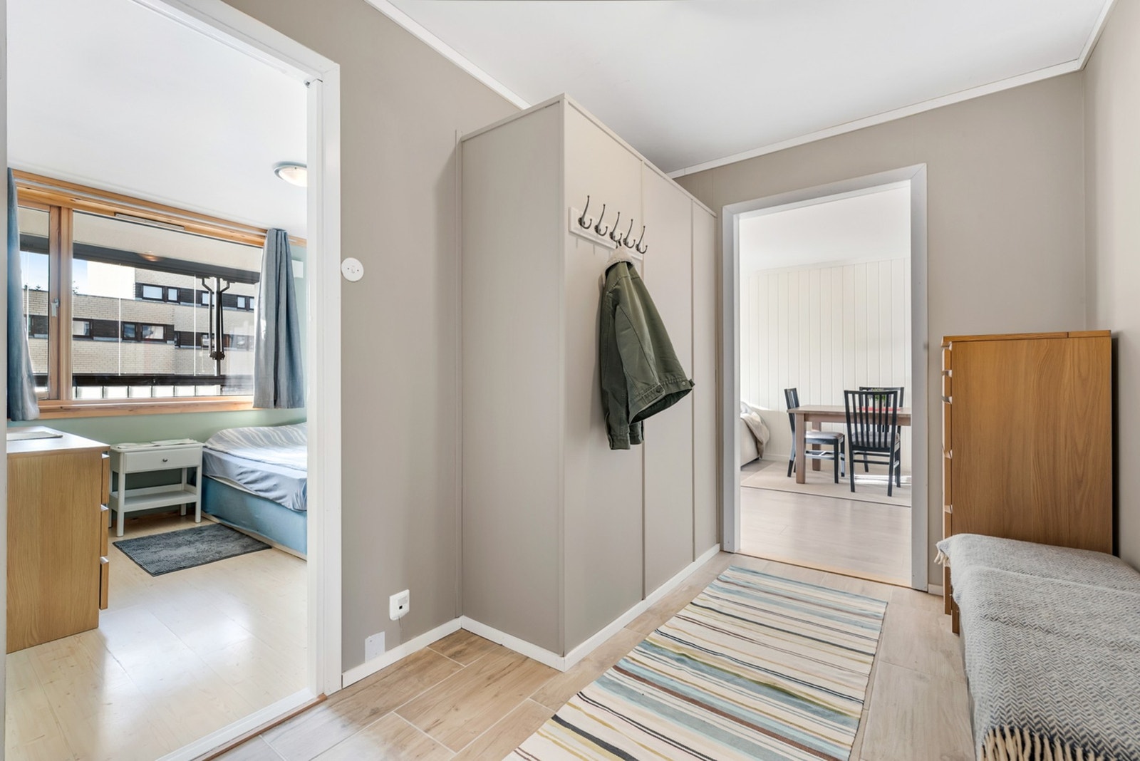 Entréen ønsker deg velkommen med et innbydende og romslig preg. Galleribilde