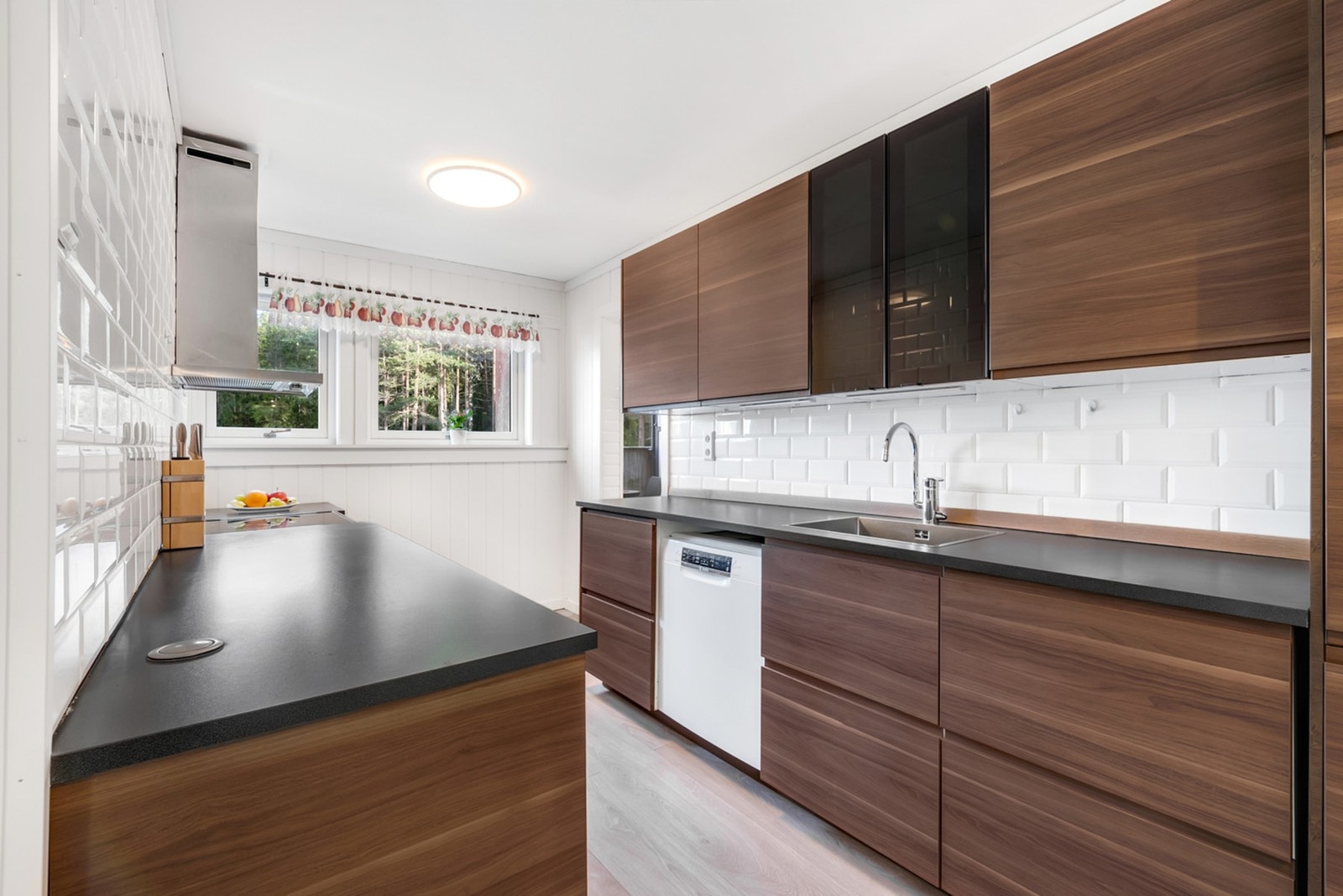 Det er delvis integrerte hvitevarer, inkludert kjøl-/fryseskap, oppvaskmaskin og stekeovn. Alle hvitevarer medfølger ved handelen. Galleribilde