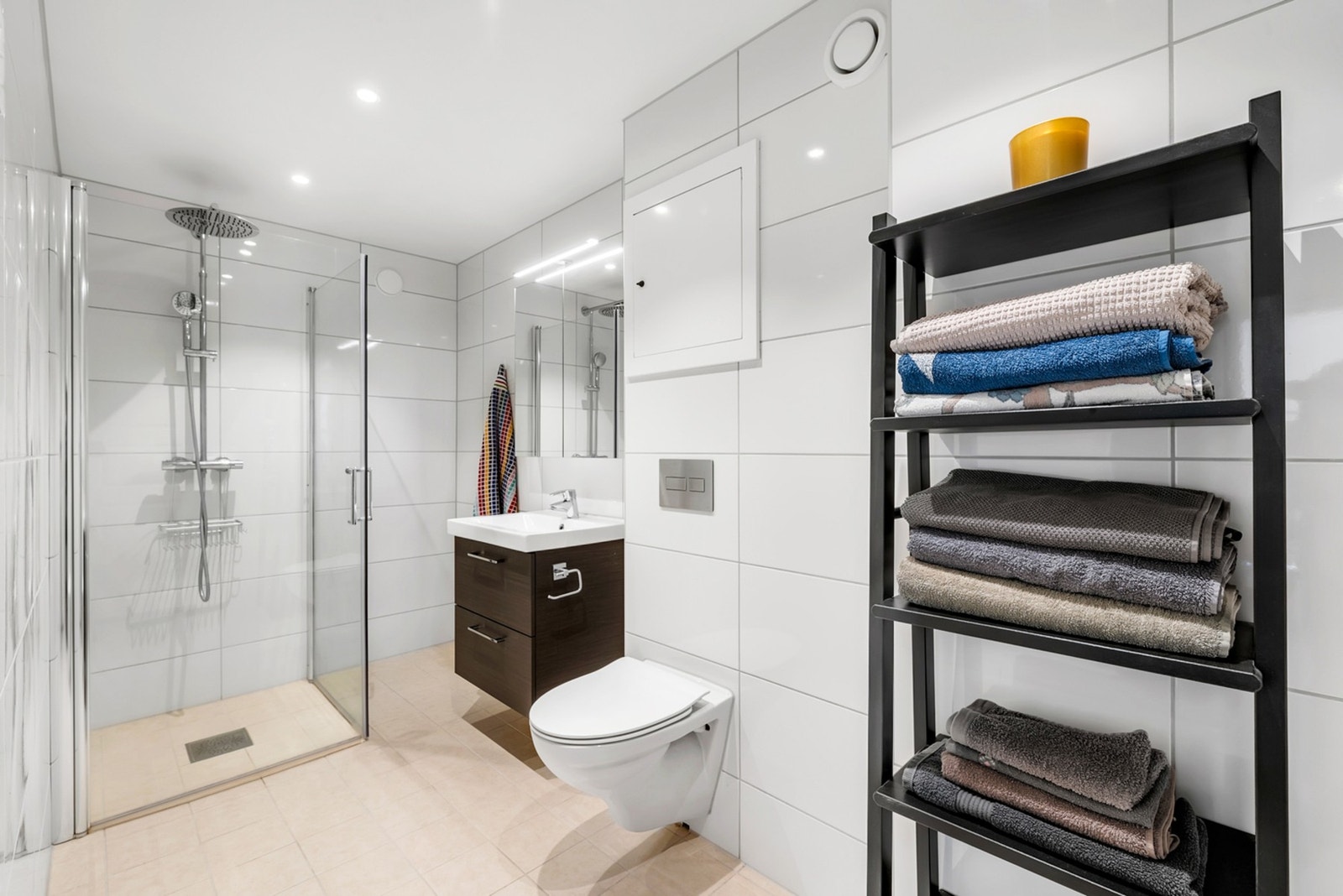 Boligen har et pent baderom som ble pusset opp i regi av borettslaget i 2024. Galleribilde