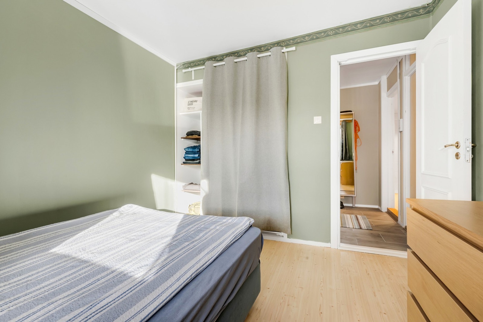 Hovedsoverommet har en praktisk, innebygget garderobeløsning som gir rikelig med oppbevaringsplass. Galleribilde