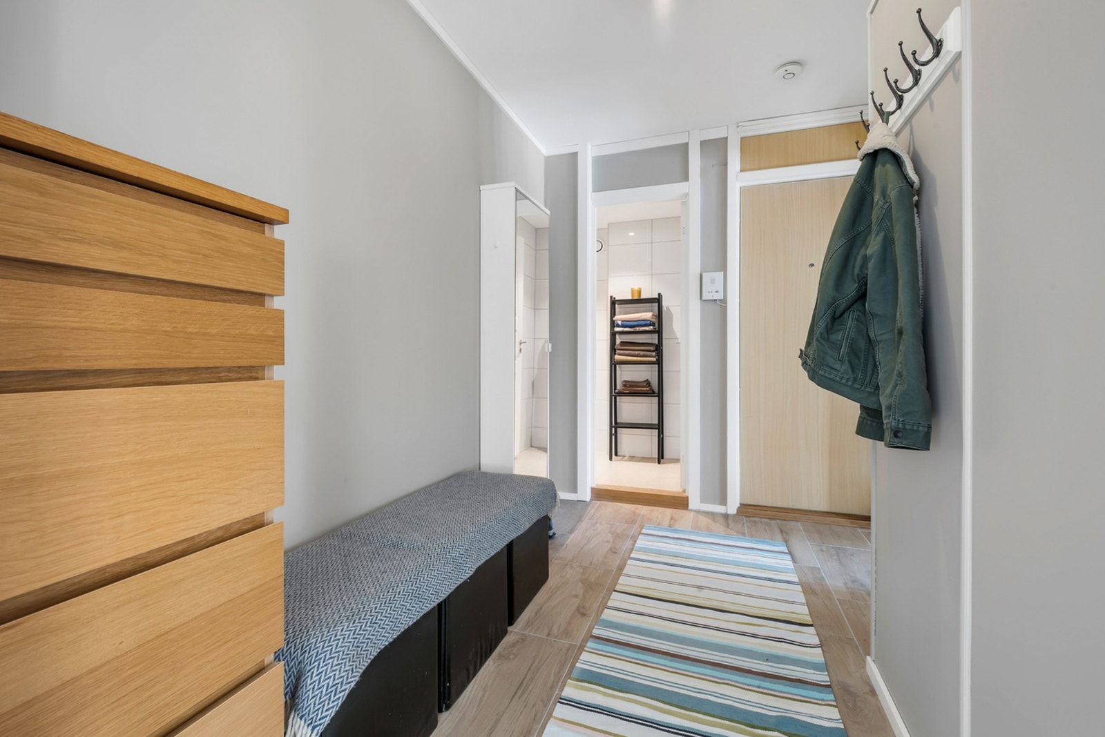 Her er det god plass til å henge fra seg ytterklær og sette fra seg sko. Galleribilde