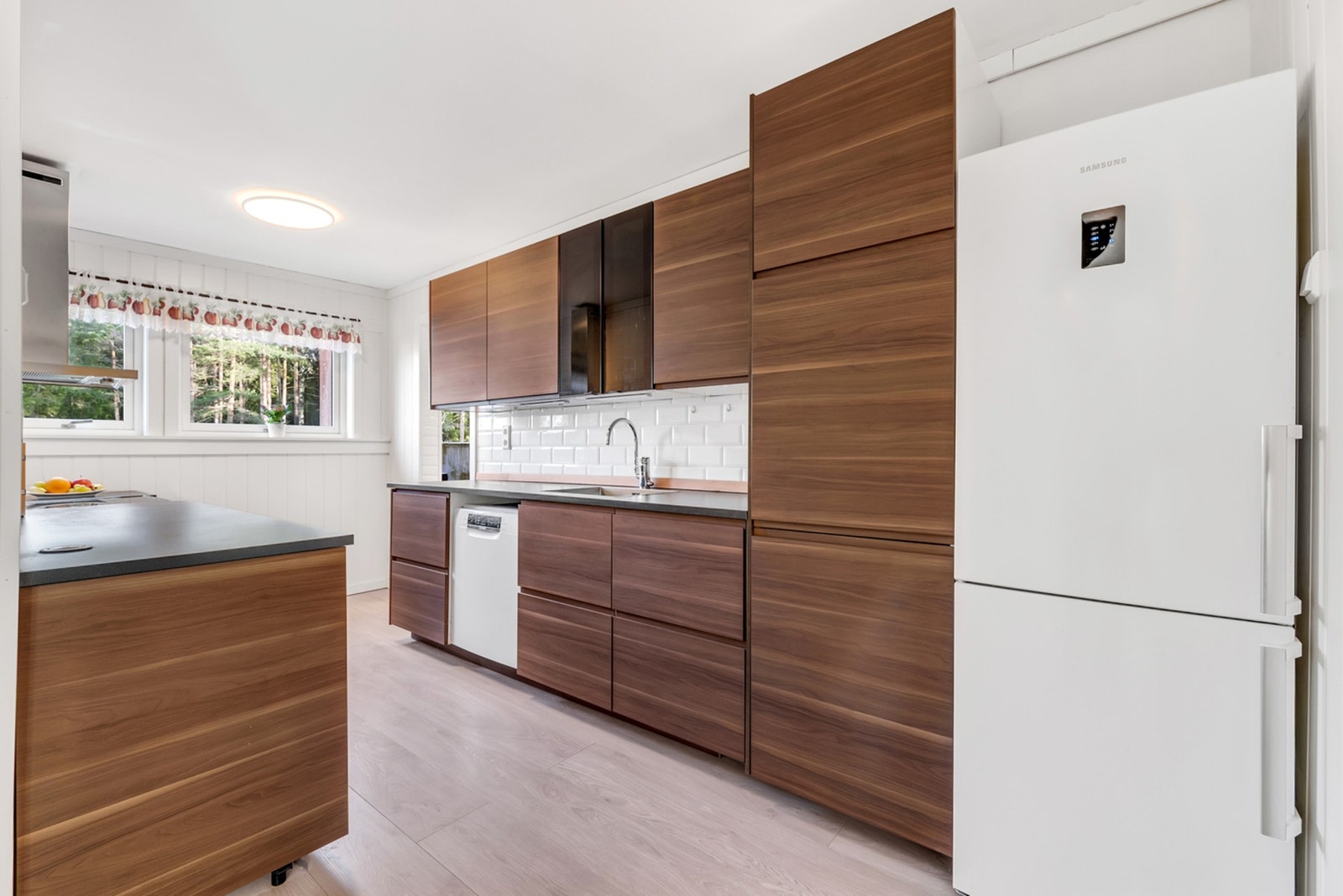 Kjøkkenet er fra 2022 og fremstår både lekkert og praktisk, med rikelig med over- og underskap, skuffer og gode arbeidsflater. Galleribilde