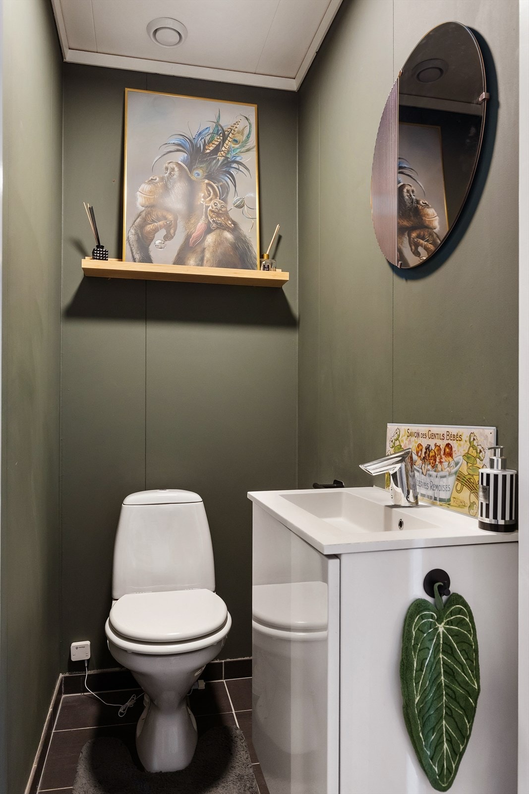 Praktisk, separat gjeste-WC i gangen. Galleribilde