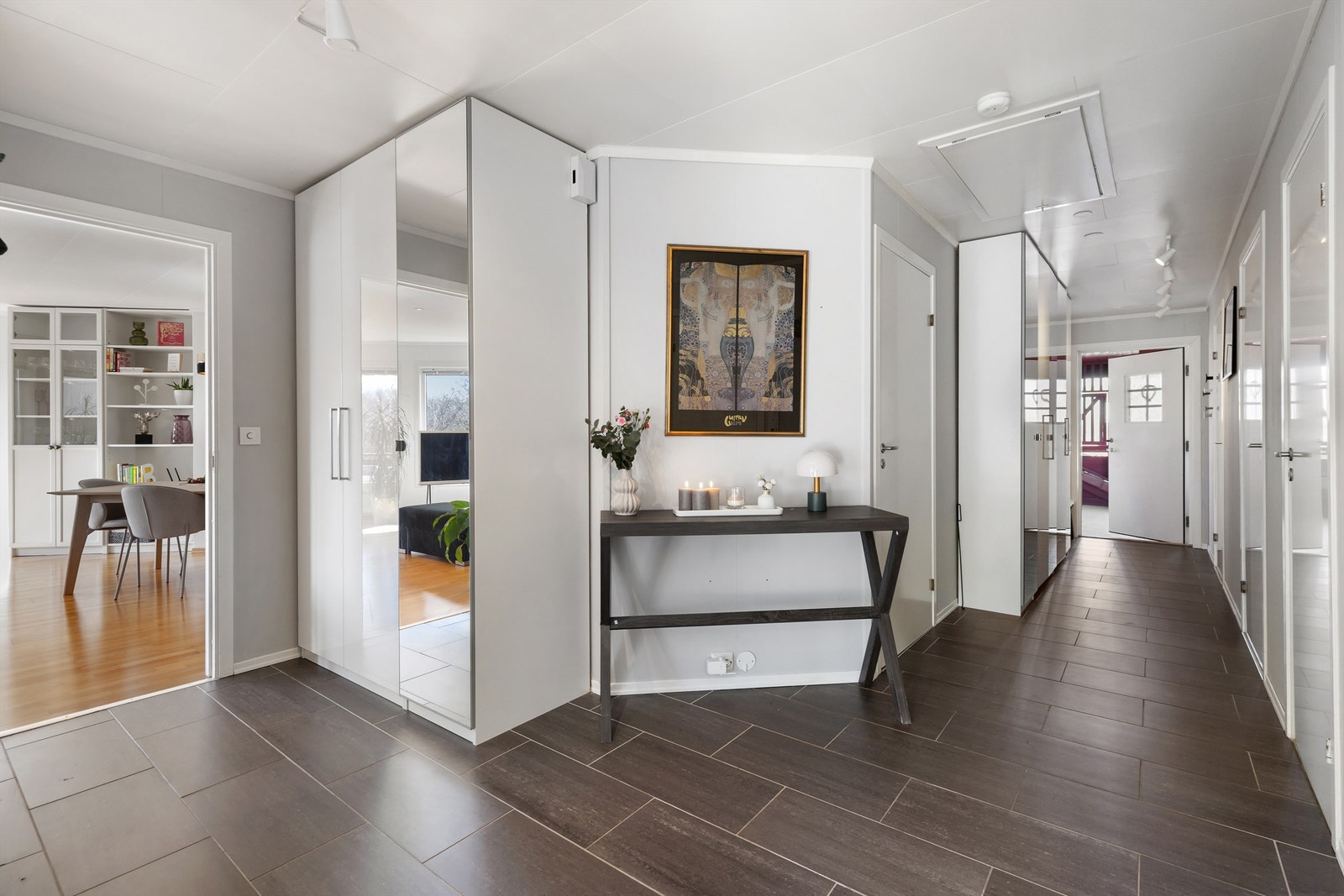 En romslig entré ønsker velkommen inn og binder leilighetens rom sammen. Galleribilde