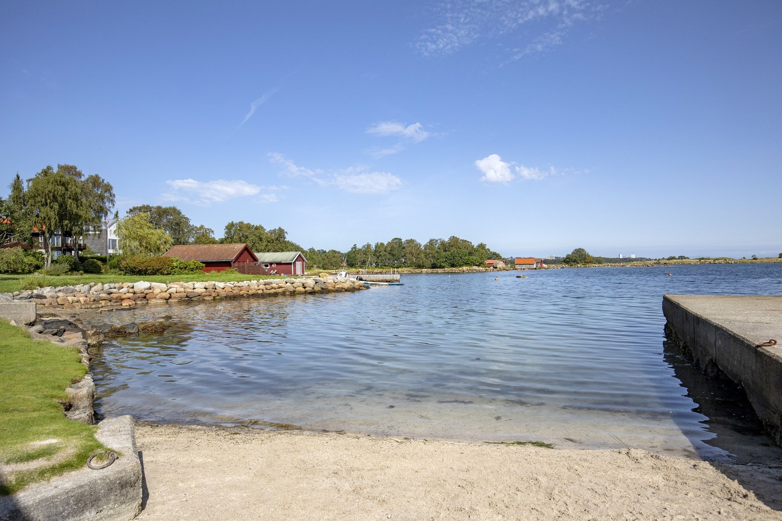 Nærområdet byr på fine bademuligheter og grønne lunger. Galleribilde