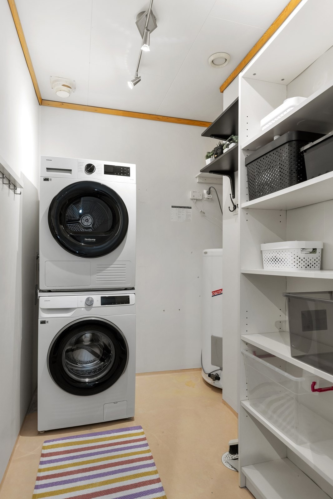 Eget vaskerom med opplegg for vaskemaskin og plass til tørketrommel. Her er også varmtvannsberederen plassert. Galleribilde