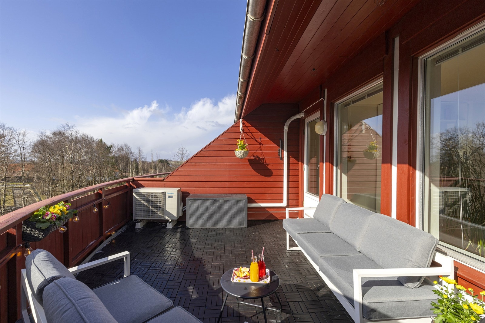 Balkongen kan enkelt innredes til en koselig sittegruppe med utemøbler. Galleribilde