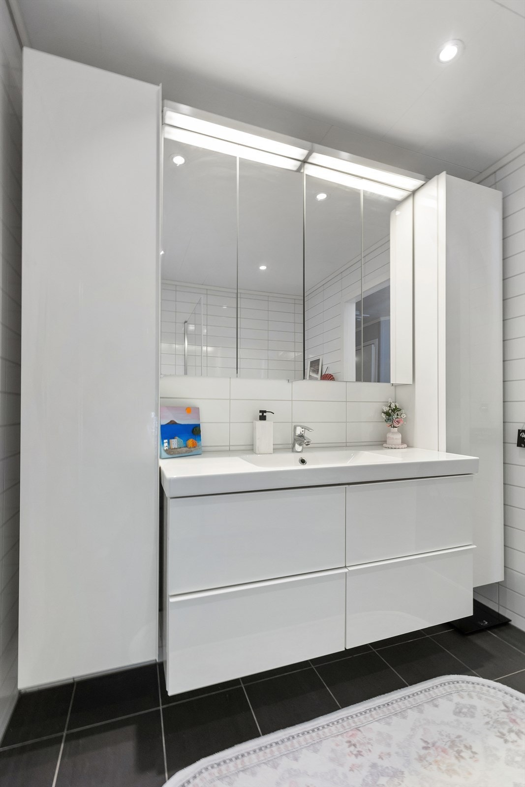 Baderommet ble oppgradert rundt 2016 med flislagt gulv med gulvvarme og moderne innredning. Galleribilde