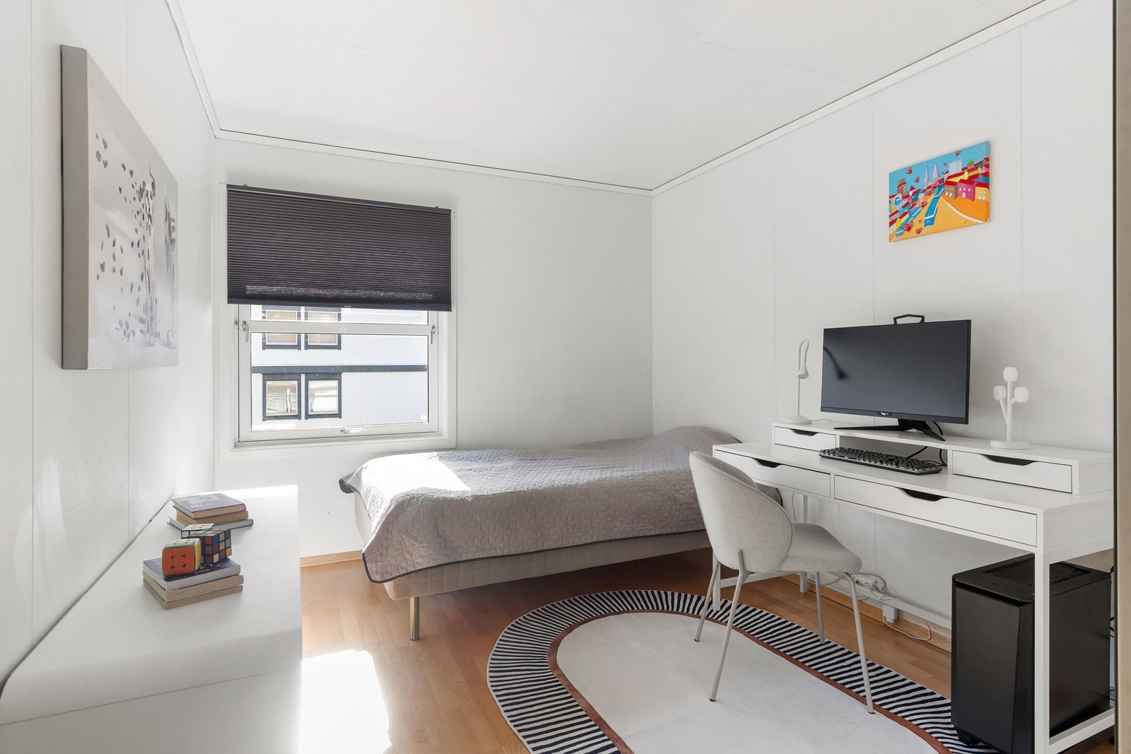 Det andre soverommet passer utmerket som barnerom, gjesterom eller kontor. Galleribilde