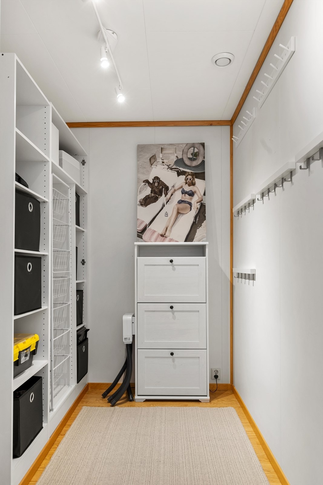 I tillegg til bod i kjelleren, har leiligheten en praktisk innvendig bod for ekstra lagring. Galleribilde