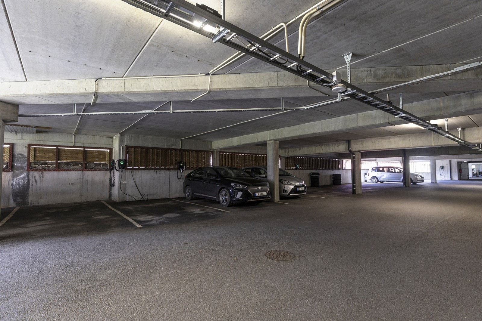 Fast parkeringsplass i felles garasjeanlegg, utstyrt med elbillader. Galleribilde