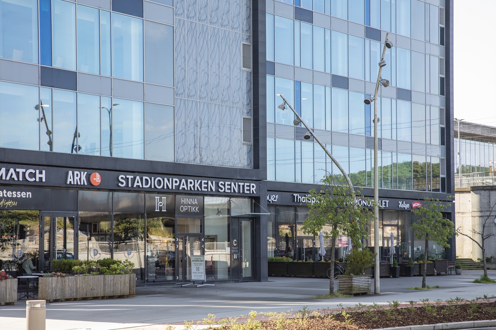 Stadionparken kjøpesenter med butikker, apotek, vinmonopol og spisesteder ligger kun et steinkast unna. Galleribilde