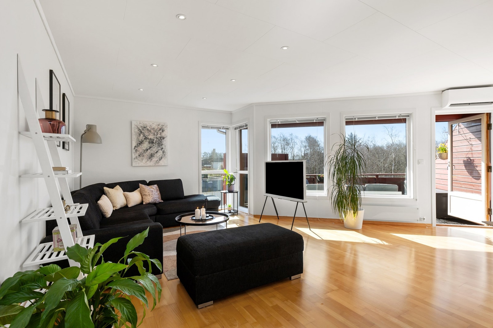 Stuen har store vindusflater som slipper inn naturlig lys. Galleribilde