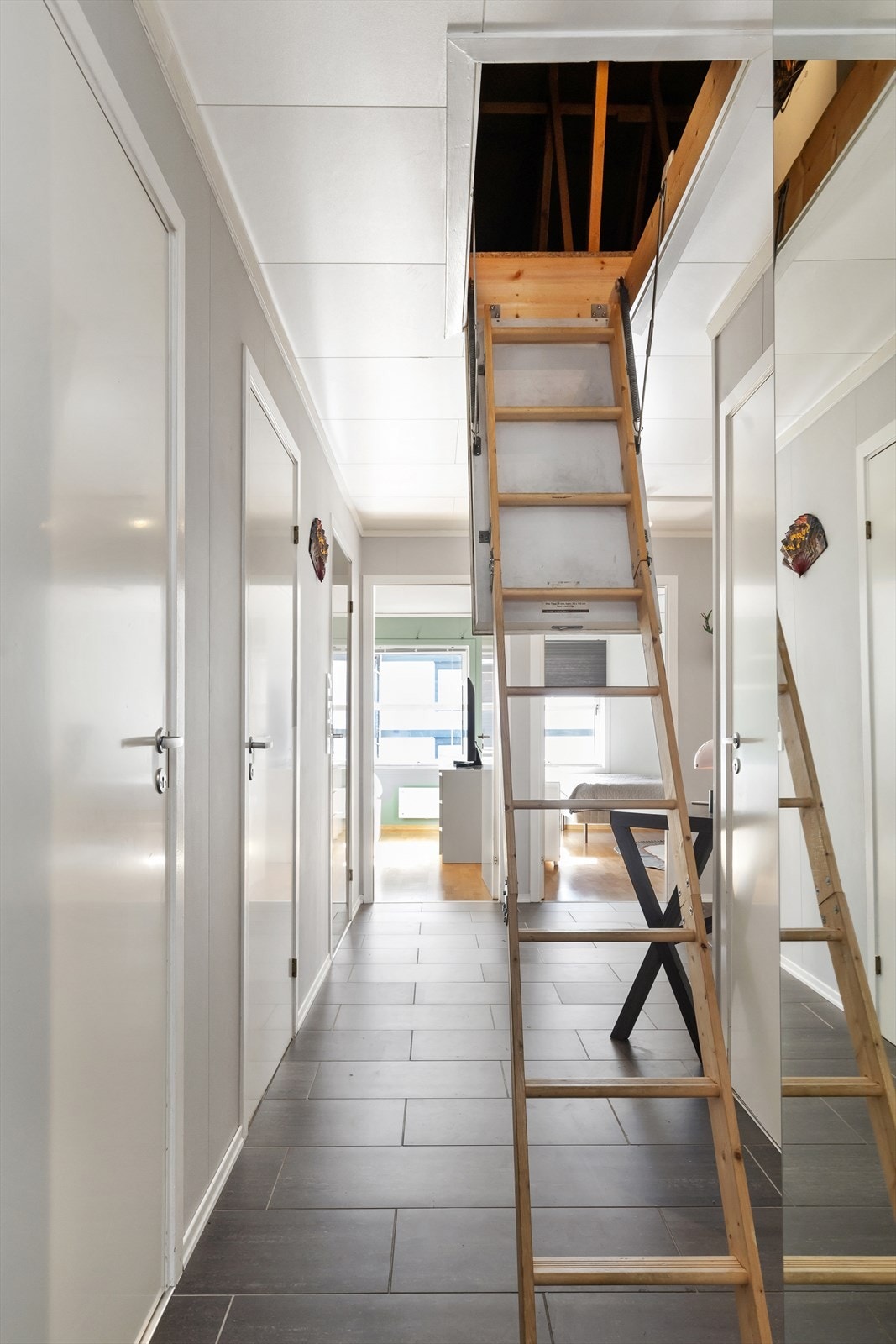 Fra gangen er det adkomst via stige til et romslig, uinnredet kaldtloft med et gulvareal på 39 m². Galleribilde