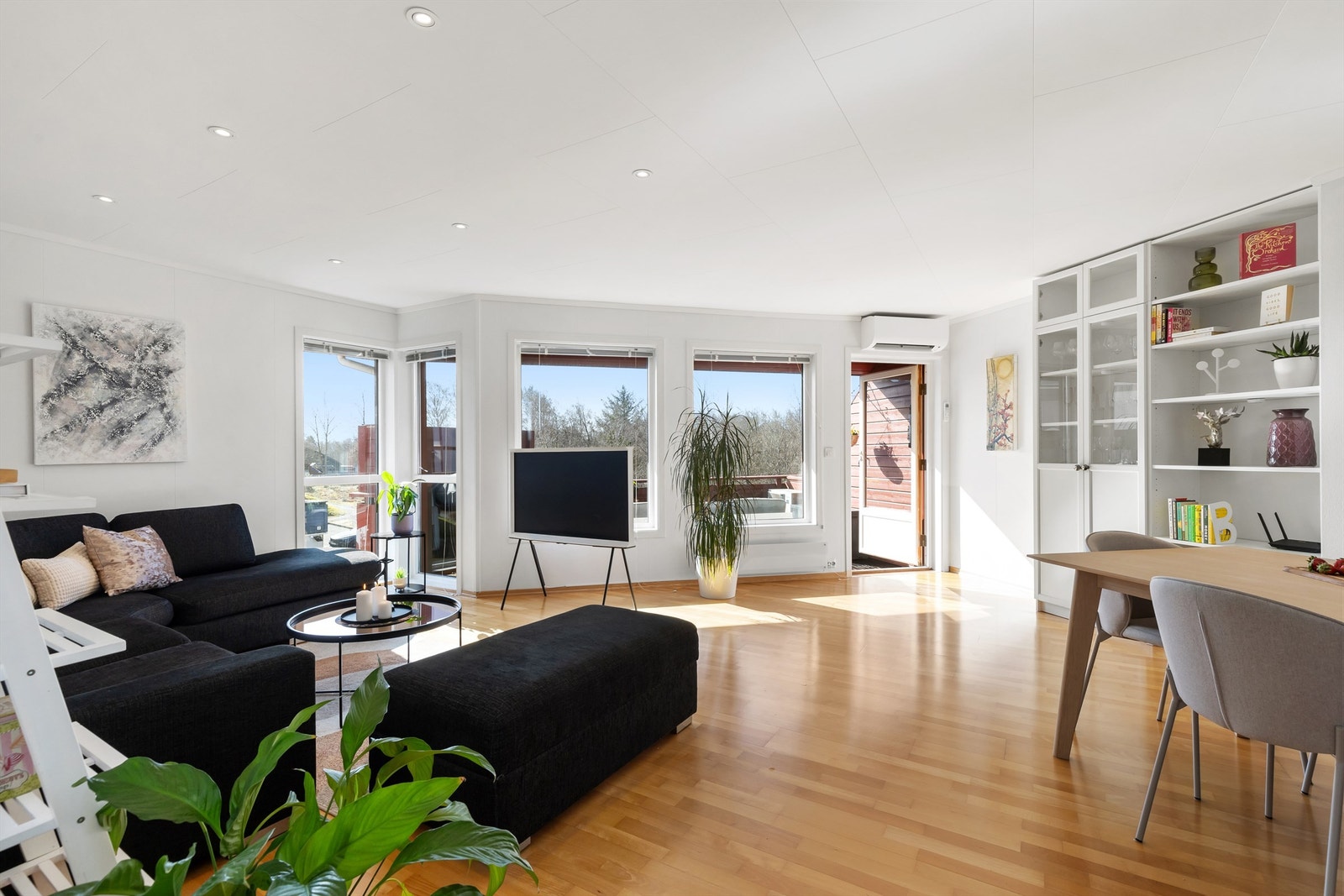 Lys og romslig stue. Galleribilde