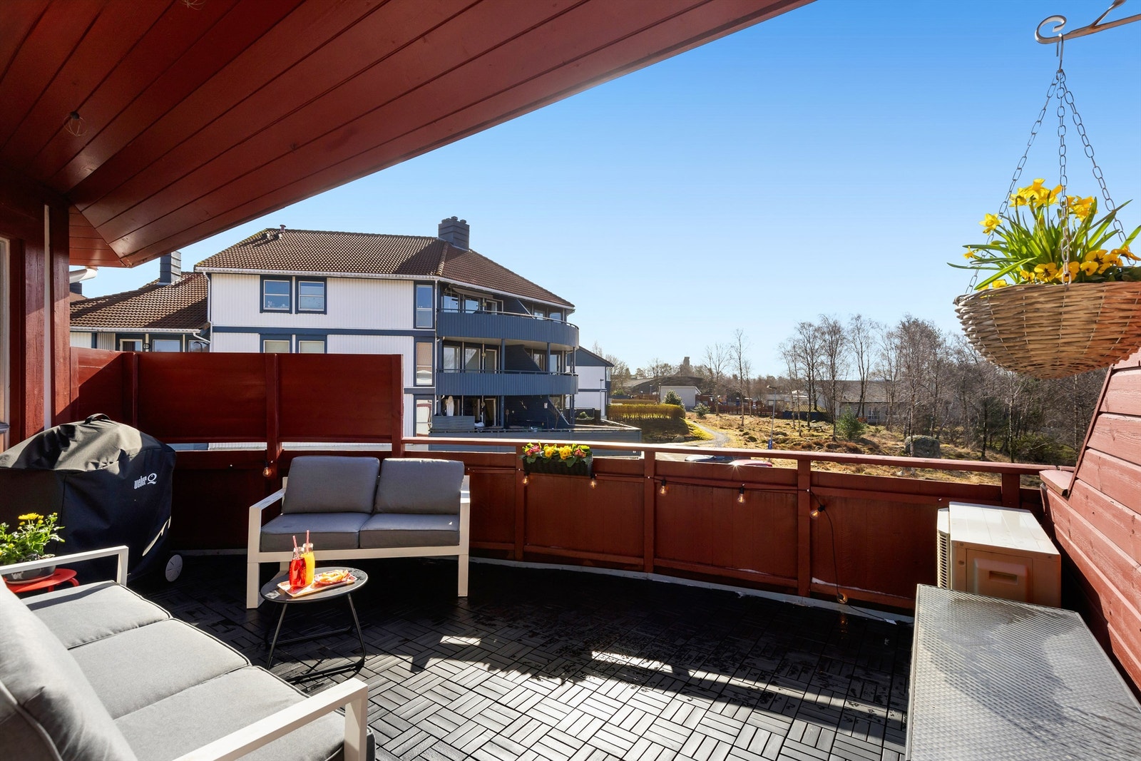 Balkongen har gulv belagt med systemgulv og rekkverk av tre. Galleribilde