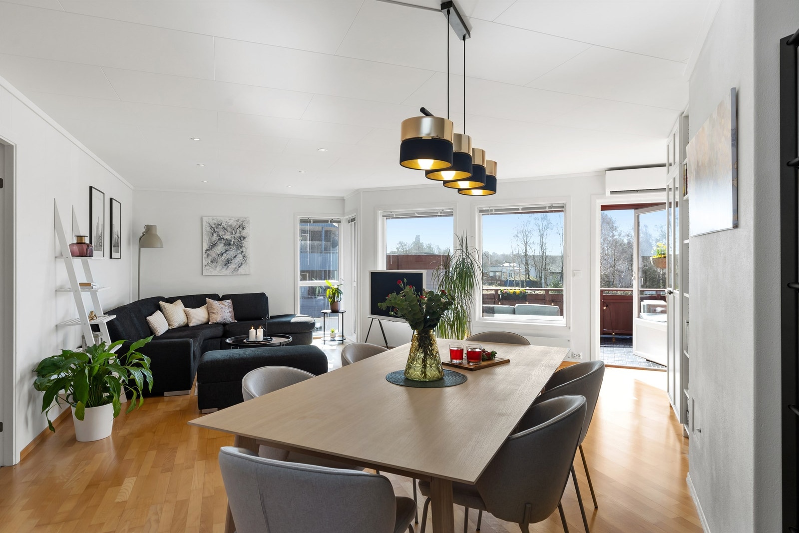 Her er det god plass for både sofagruppe og spisebord. Galleribilde