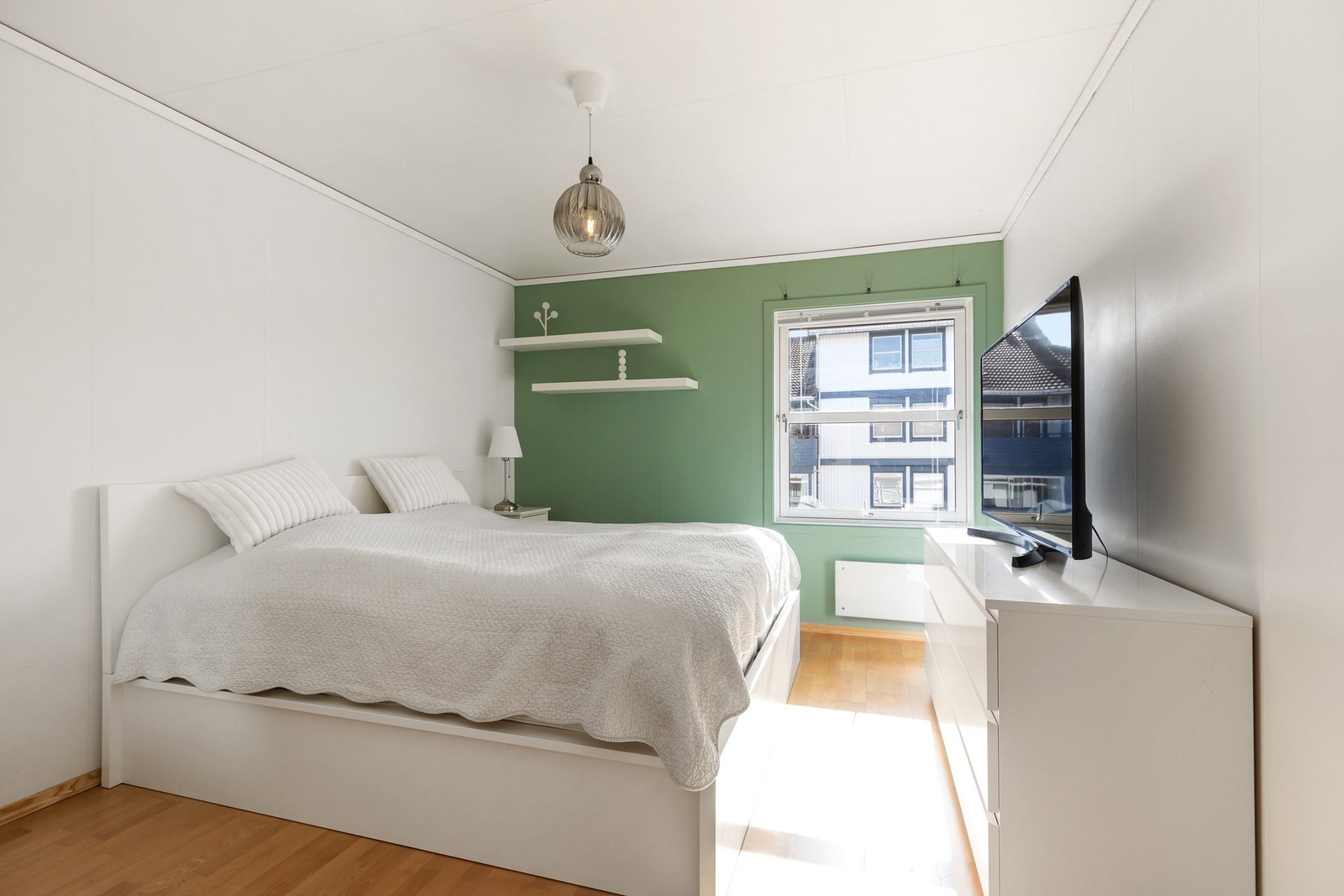 Hovedsoverommet har god plass til dobbeltseng og garderobeløsning. Galleribilde