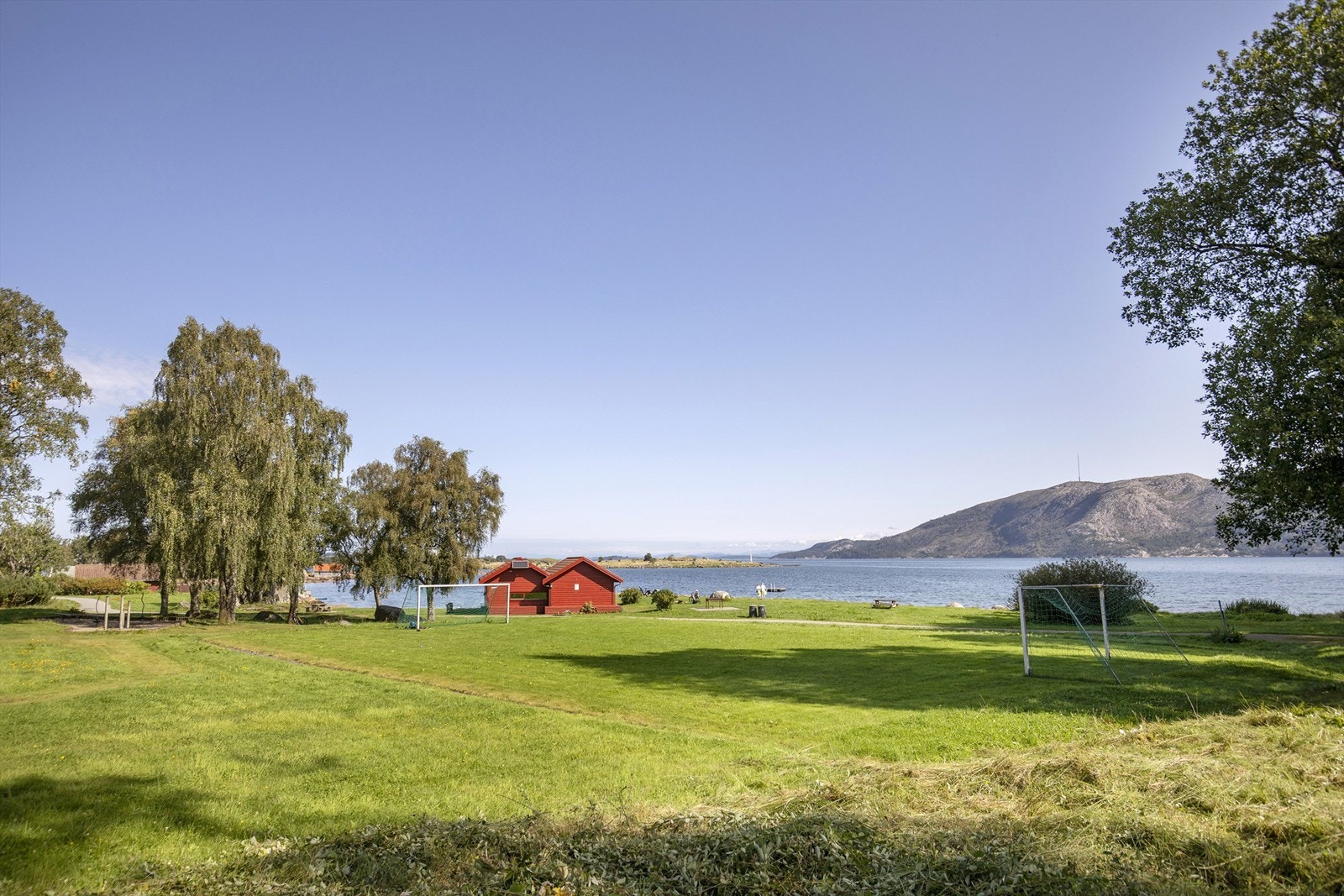 Kort vei til flotte tur- og rekreasjonsområder, med idylliske badestrender og turstier langs vannet. Galleribilde