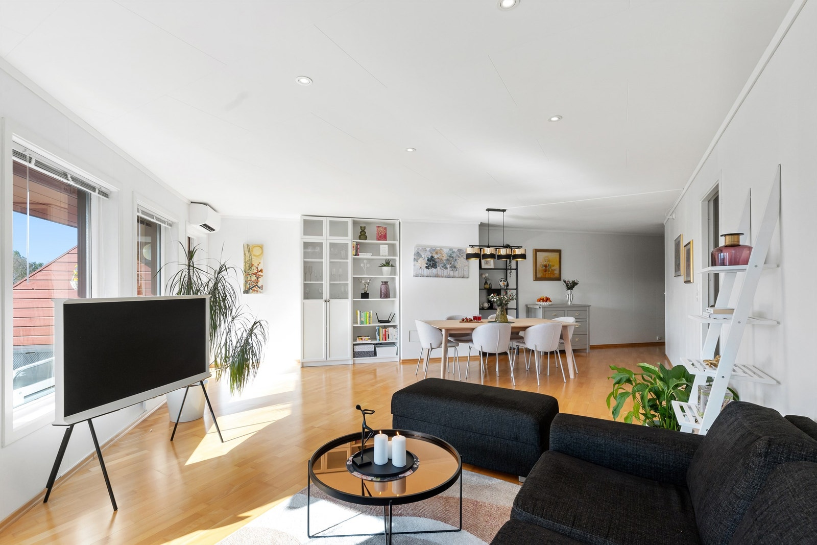 Fra stuen er det utgang til en balkong. Galleribilde