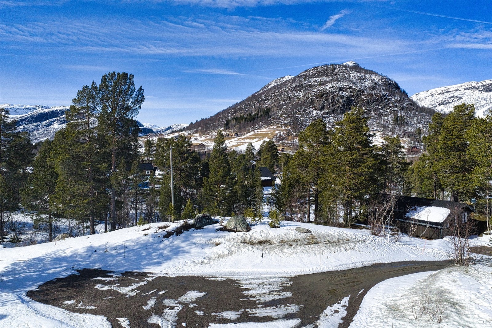 Solrik tomt på en kolle. Flott utsikt. Galleribilde