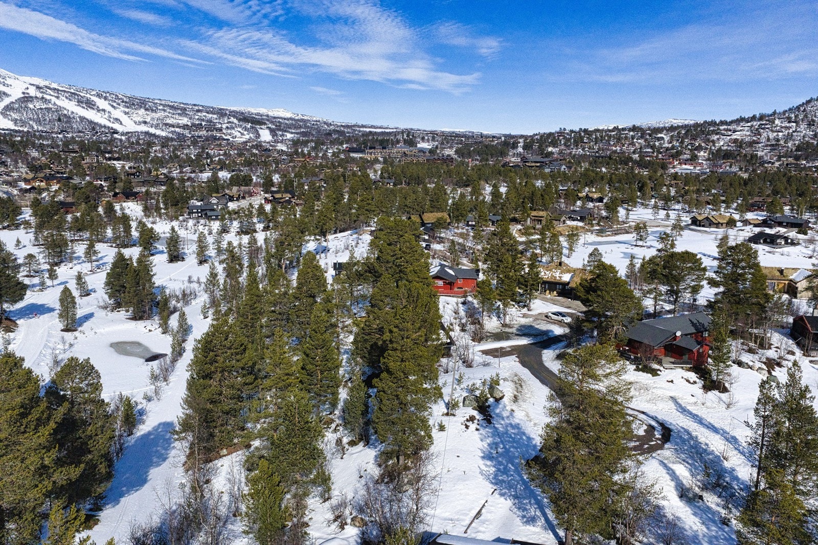 Hovden skisenter til venstre i bildet. Oppkjørte skiløyper rett til venstre. Sentrum til høyre i bildet. Galleribilde