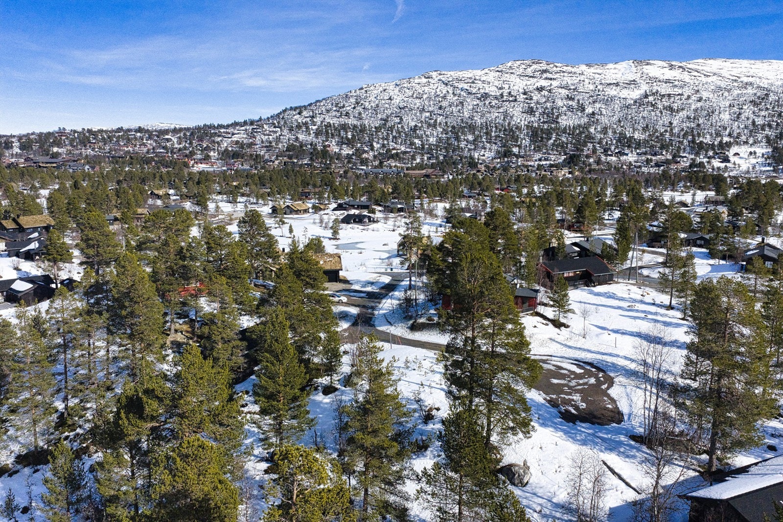 Gåavstand til Hovden sentrum med butikker spisesteder og bussforbindelse. Galleribilde