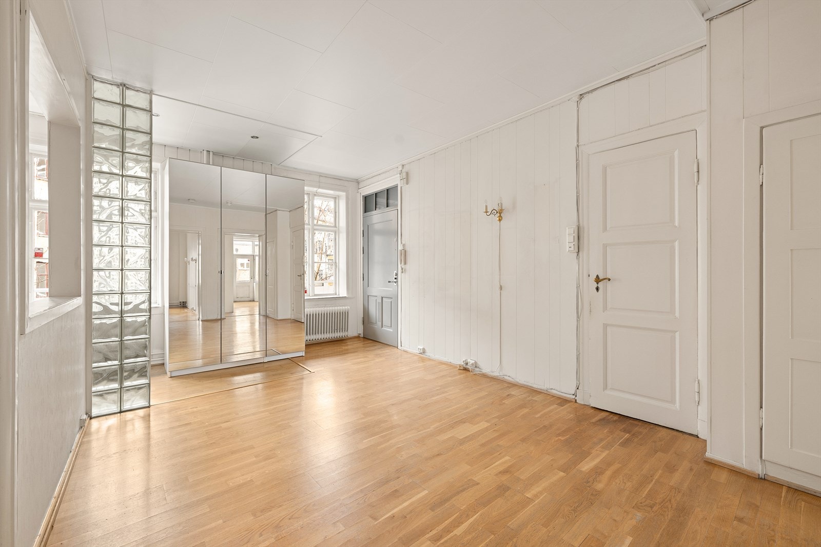 Forstuen sett fra stuen. Flere naboer har søkt og fått tillatelse til å lage direkte utgang til balkongen fra leiligheten. Galleribilde