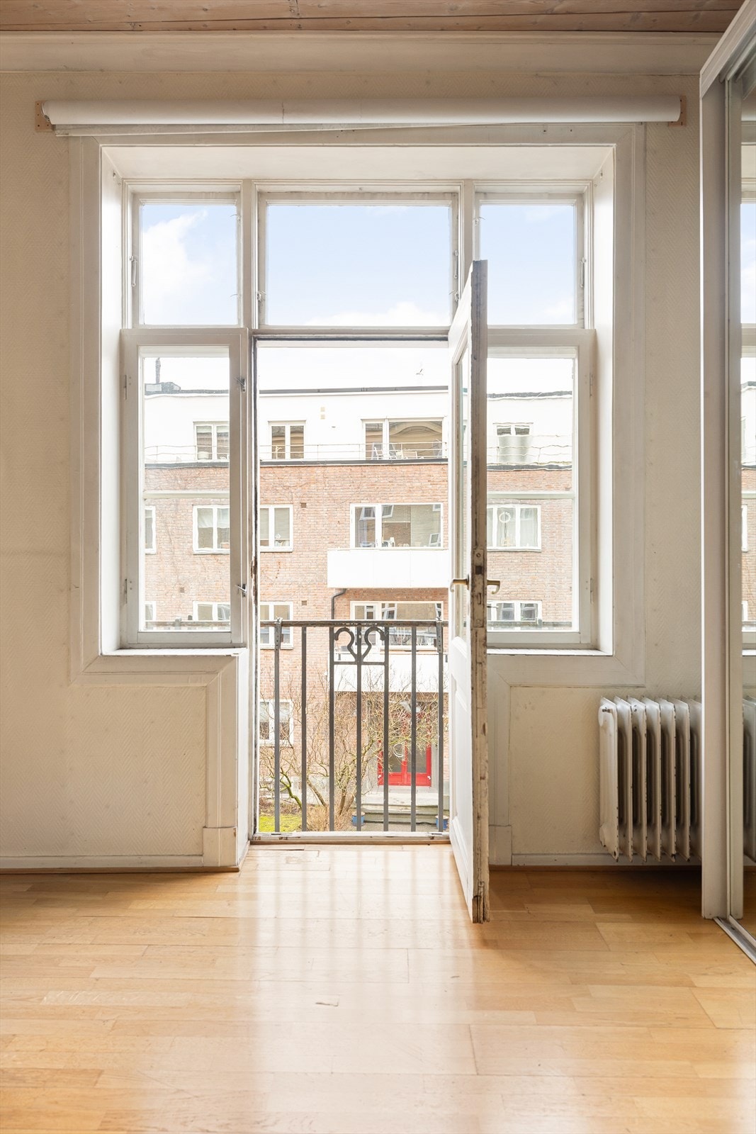 Det er fransk balkong på soverommet. Galleribilde