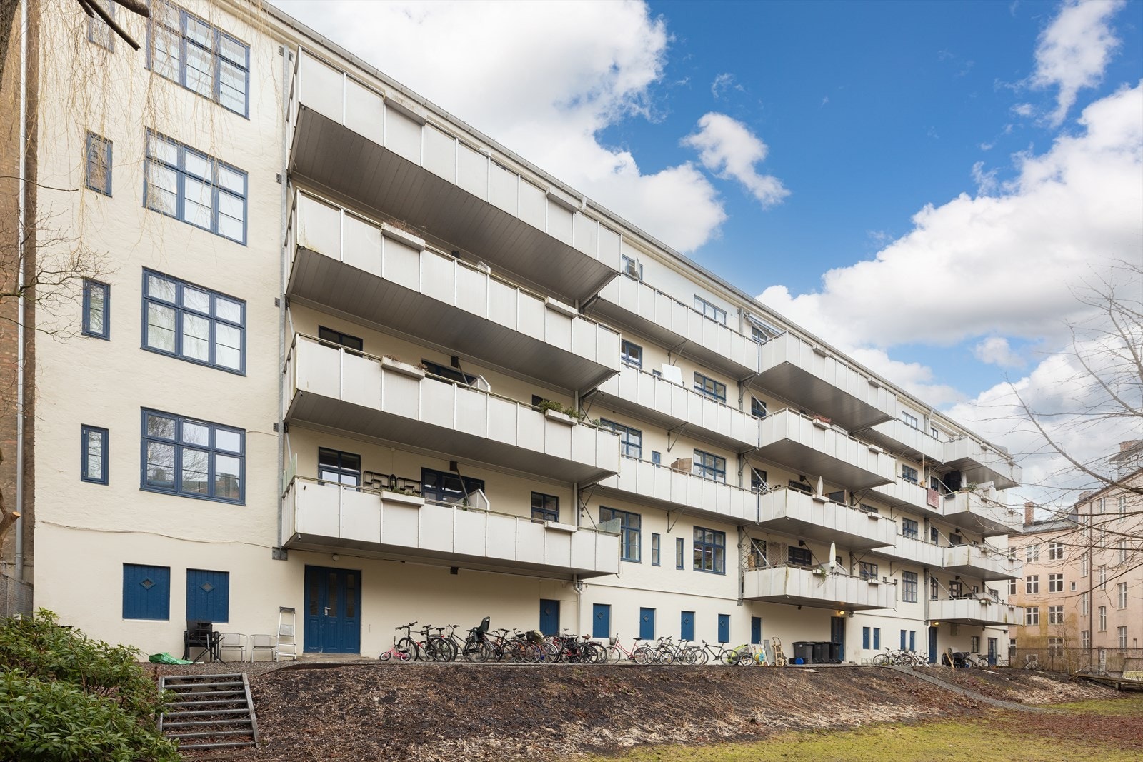 Velholdt fasade mot bakhagen. Galleribilde