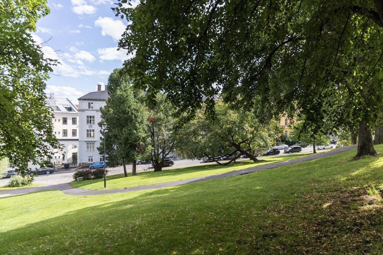 Det er flere grøntområder og parker i området, den nærmeste er Stensparken. Galleribilde