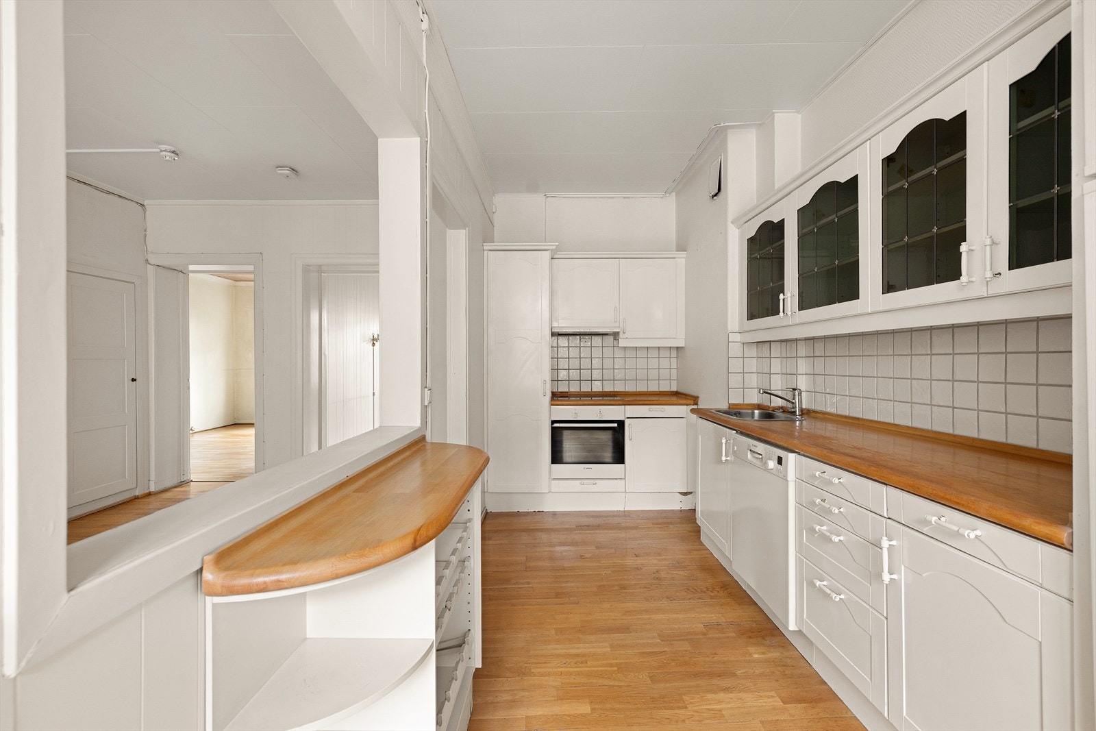 Kjøkken med integrerte hvitevarer. Galleribilde