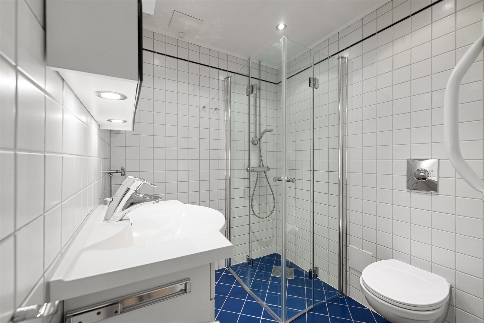 Bad med wc, servant, dusj og opplegg vaskemaskin. Galleribilde