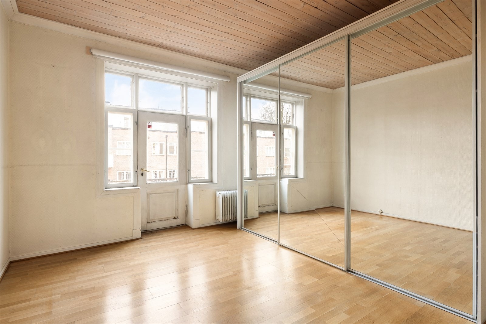 Romslig soverom med skyvedørsgarderobe. Galleribilde