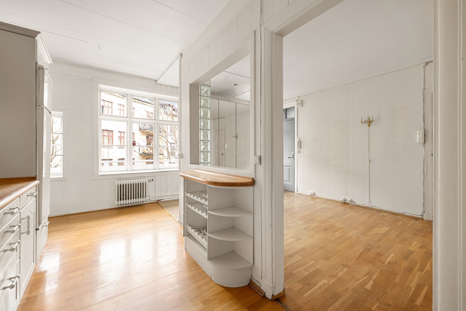 Kjøkken og forstue i delvis åpen løsning. Galleribilde