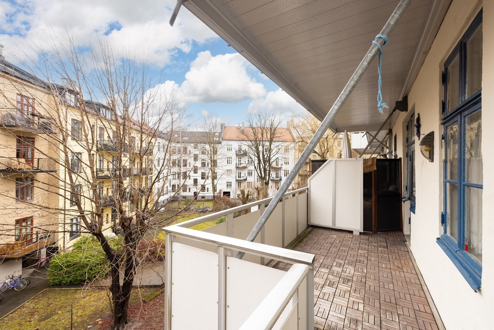 Balkongen har utgang fra trappegang rett ved siden av inngangsdøren til leiligheten, Flere naboer har søkt om og fått tillatelse til å lage utgang fra leiligheten. Galleribilde