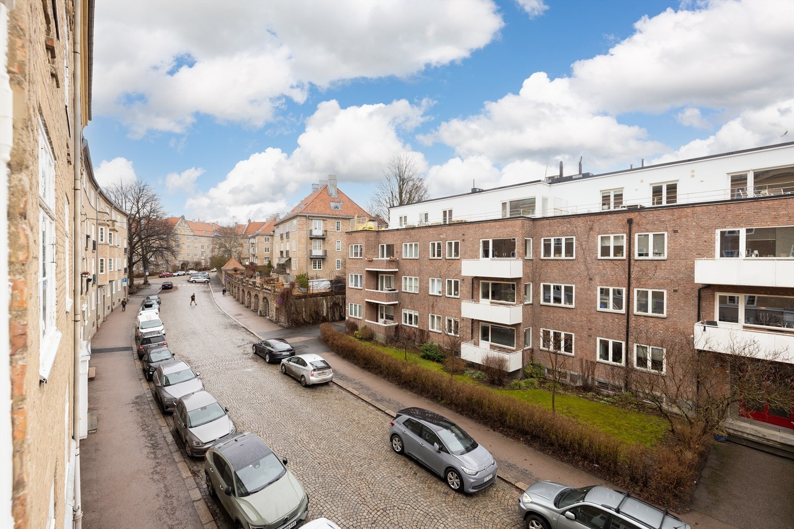 Utsikt mot Hertzbergs gate, en liten og fredelig gate som ligger mellom Suhms gate og Jacob Aalls gate. Galleribilde