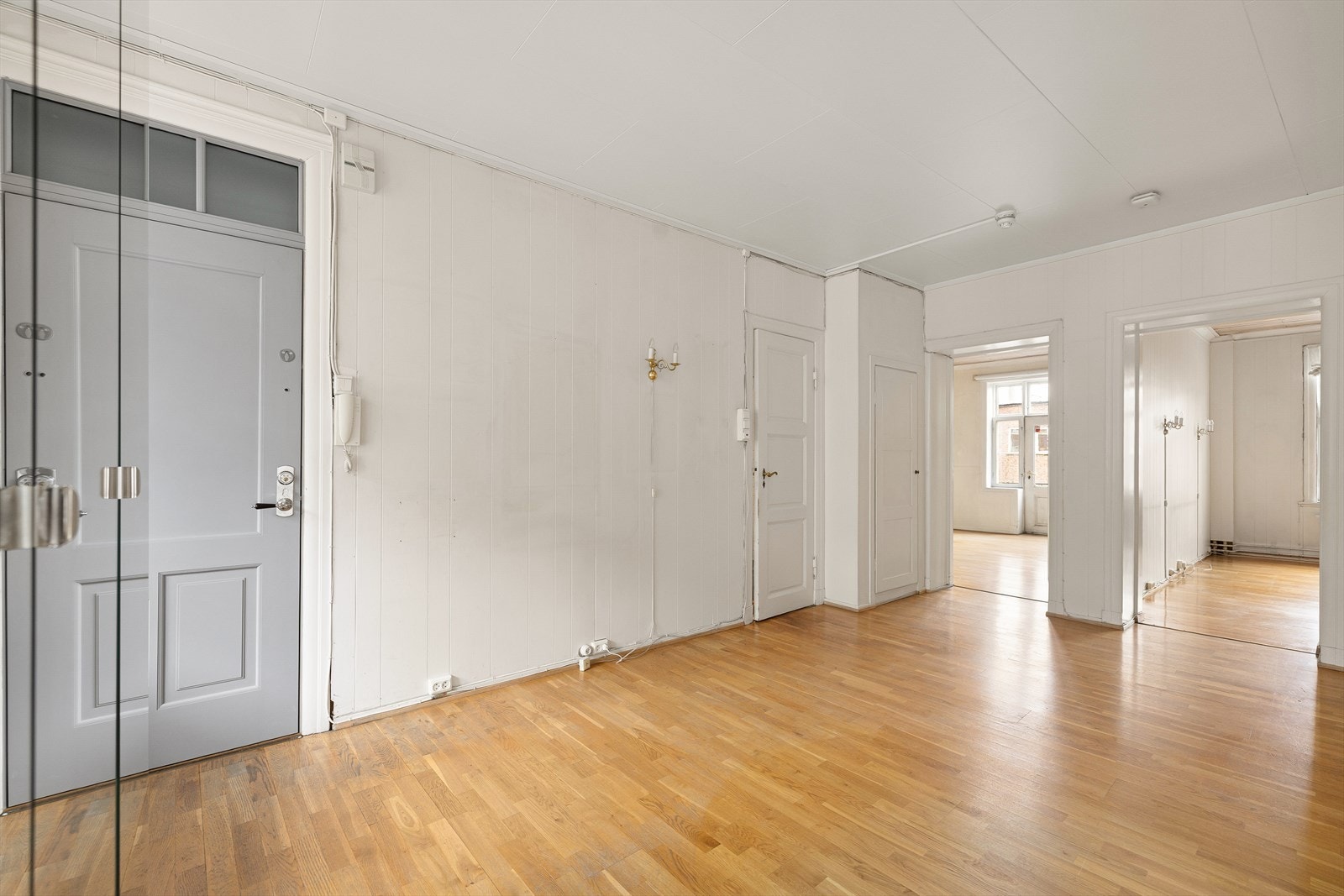 Entré/forstue. Dagens eier har brukt dette rommet til spisestue. Galleribilde