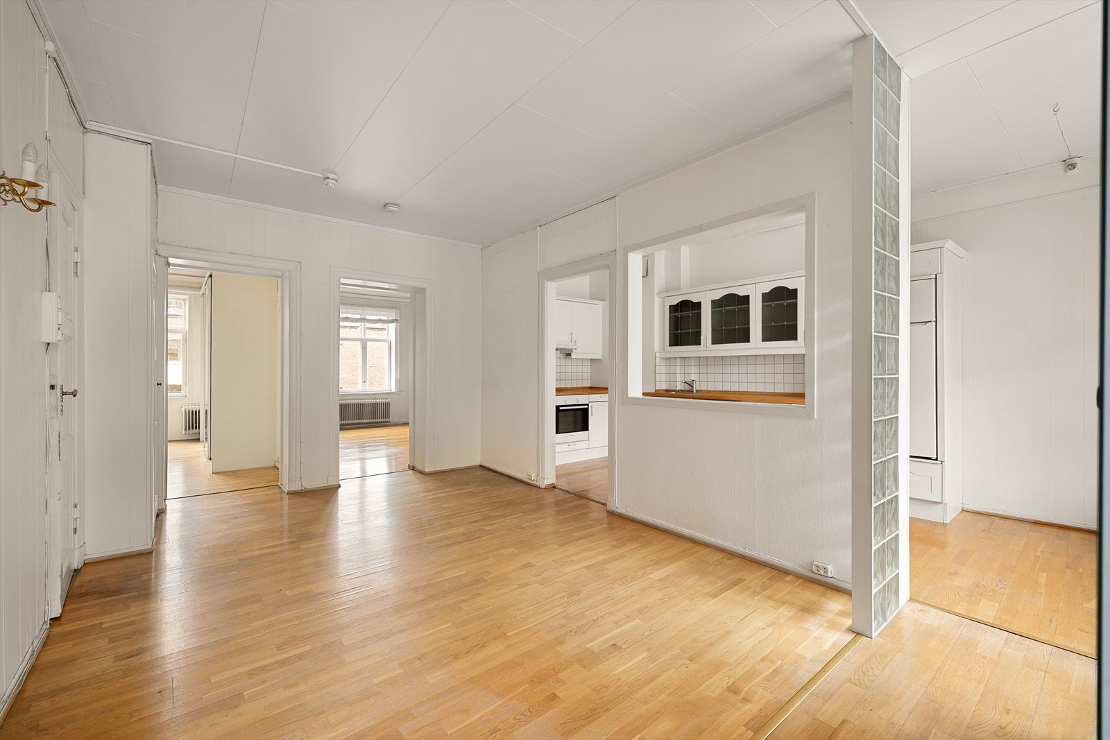 Forstuen med dør til bad, stue og soverom. Galleribilde