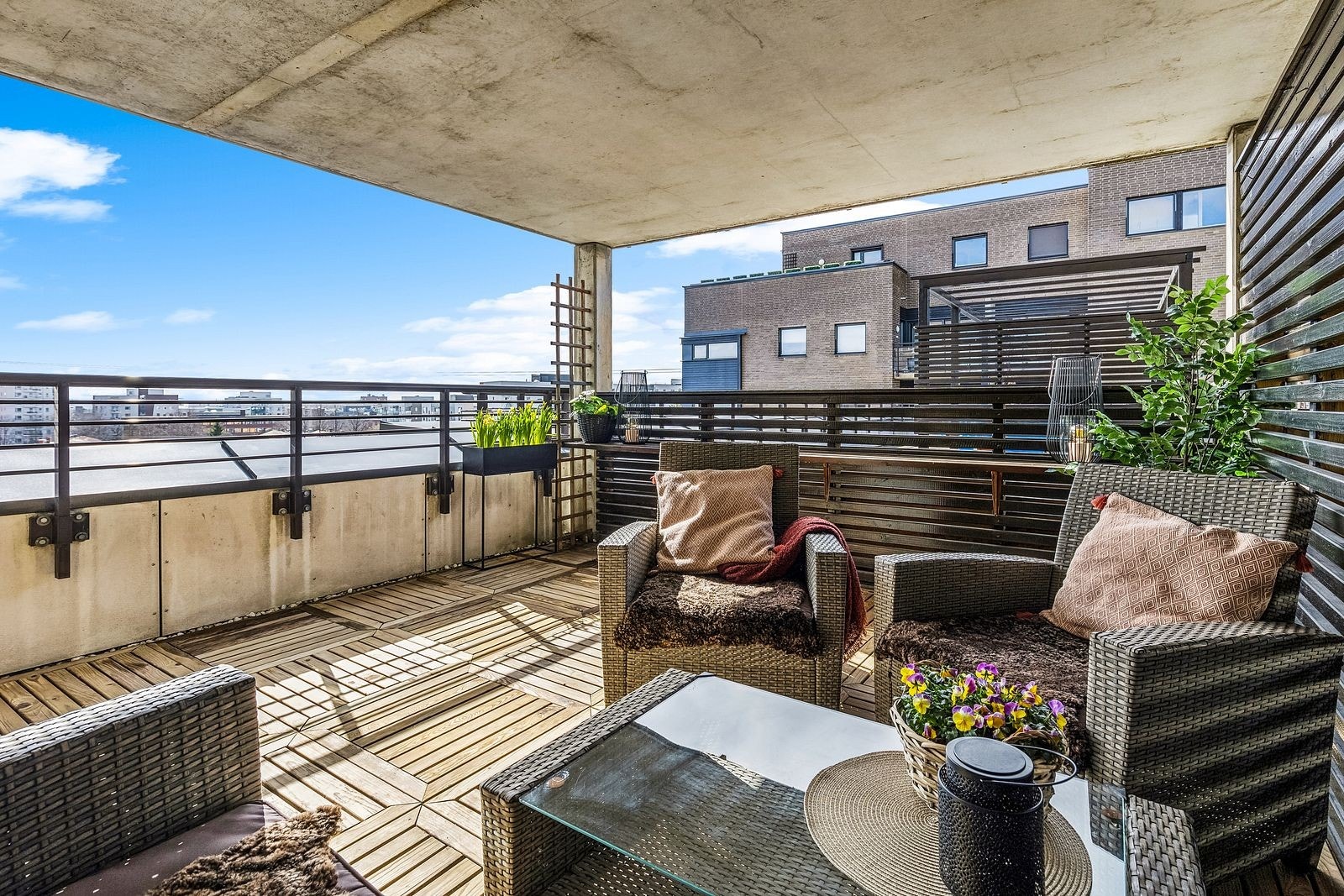 Leiligheten har en privat overbygget takterrasse på 13 kvm. Galleribilde