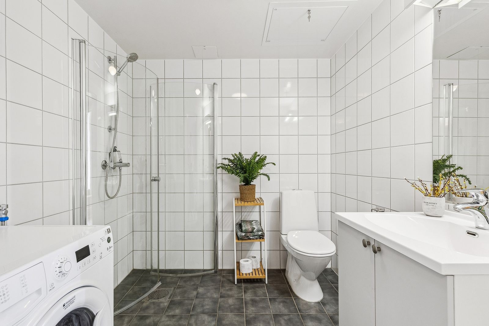 Pent flislagt bad med vaskemaskin. Galleribilde