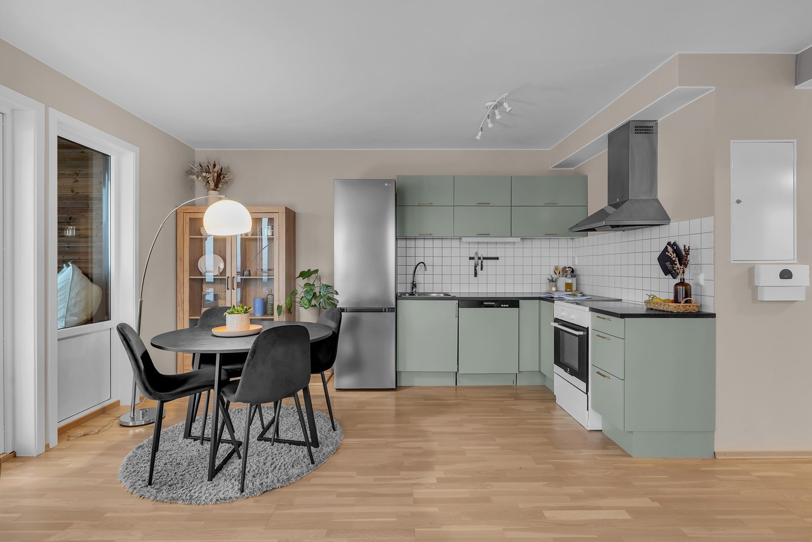 Kjøkken med glatte fronter i flotte farger. Galleribilde