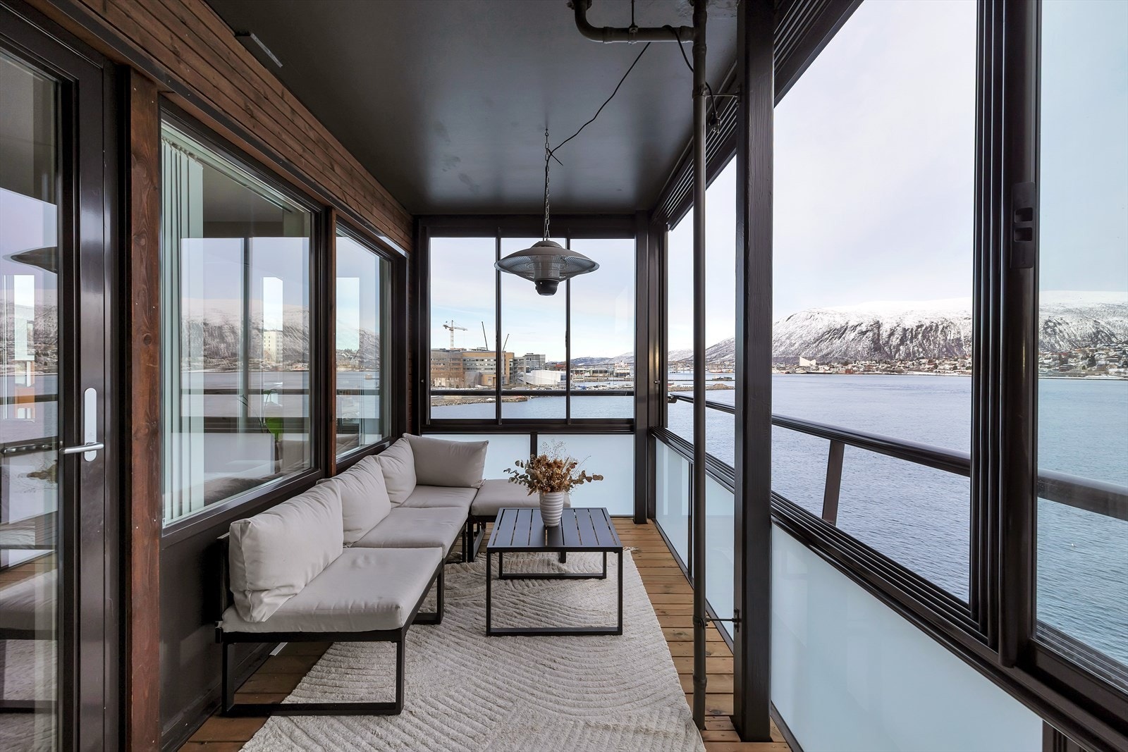 Fantastisk innglasset balkong på 9 m², ytterst i sundet, med utsøkt sjøutsikt og gode solforhold! Det perfekte oppholdssted på flotte sommerdager! Galleribilde