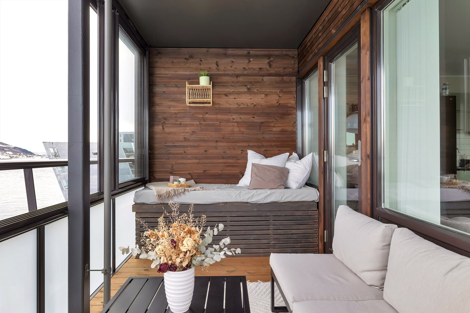 Balkongen er av god størrelse, og kan brukes både sommer og vinter. Galleribilde