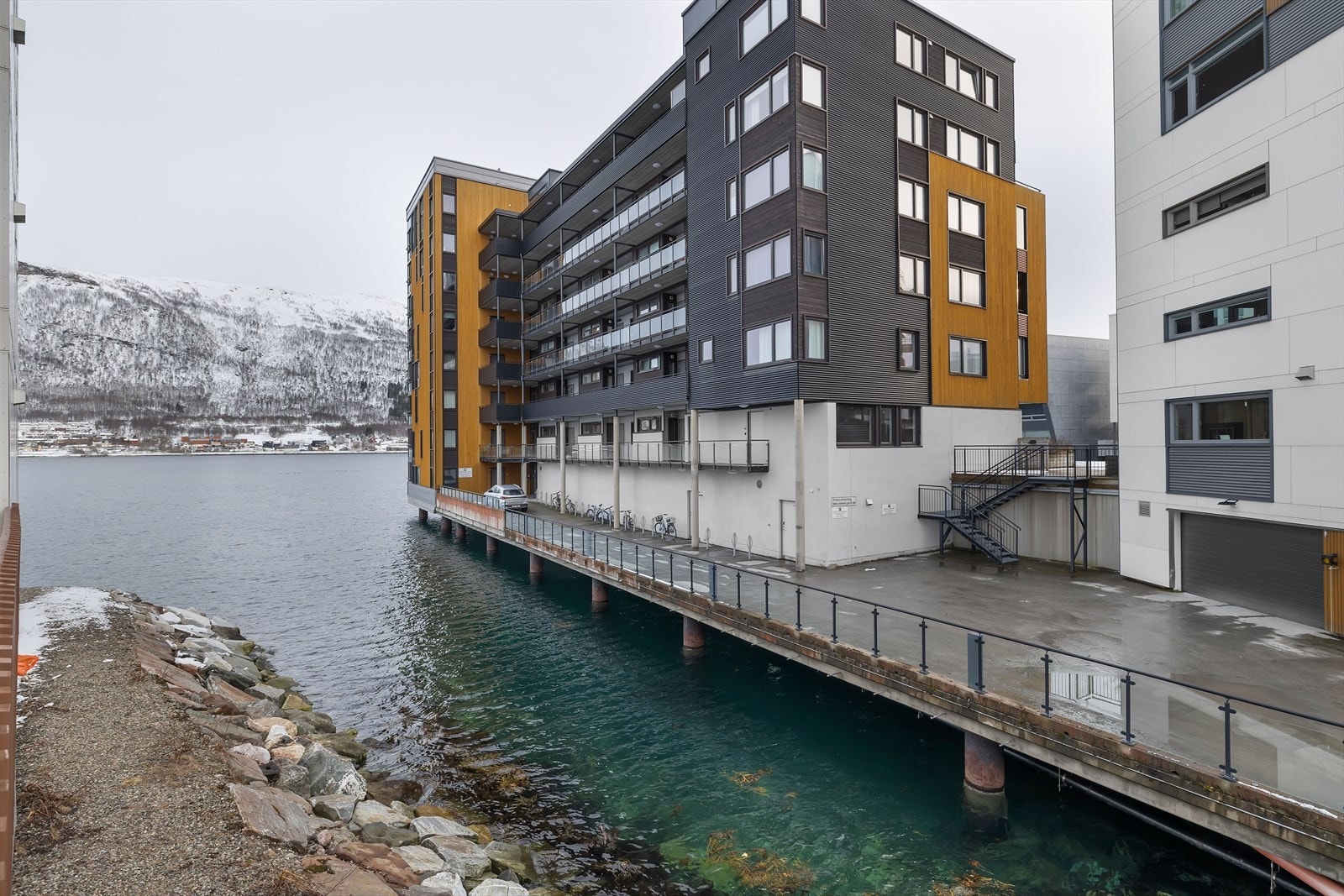 Leiligheten er del av 'På Første Rad 2' Borettslag, et veldrevet borettslag med god økonomi. Det tilbys IN-ordning på fellesgjelden! Galleribilde