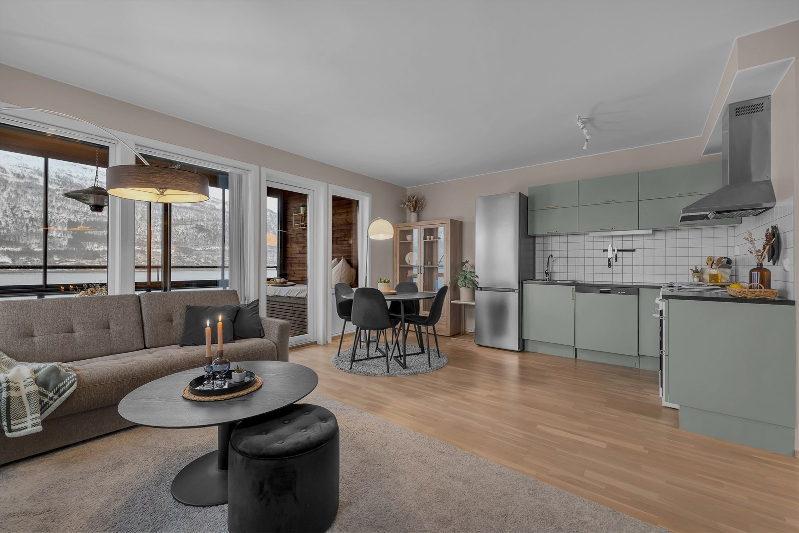 Åpen stue/kjøkken-løsning, som sikrer en sosial og trivelig atmosfære i boligen. Galleribilde